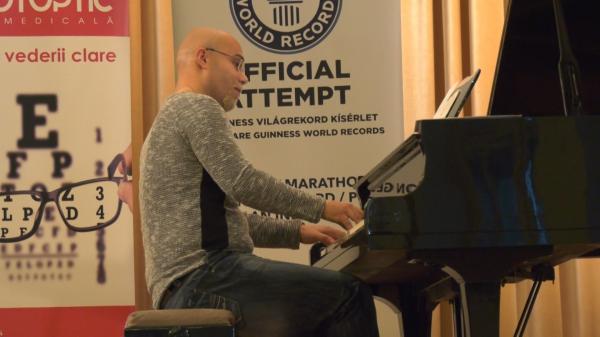 Un pianist din Oradea vrea să intre în Cartea Recordurilor: şi-a propus să cânte 130 de ore, fără oprire. Şi-a adus şi un maseur profesionist pentru a-l ajuta