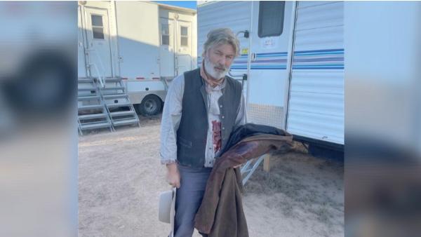 Alec Baldwin a izbucnit în lacrimi când a fost întrebat despre tragedia de pe platoul de filmare: "Nu am apăsat pe trăgaci. Nu, nu, nu"