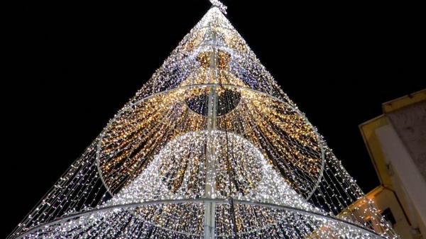 O ţară luminată, în aşteptarea Crăciunului. La Târgu Jiu, a fost aprins cel mai scump brad din țară