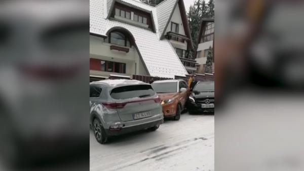 Drum din Predeal, devenit patinoar pentru maşini. Tamponare în lanţ: "Ce face Poliţia, mănâncă sandviciuri în benzinării?"