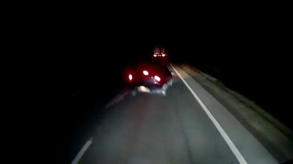 Momentul în care un TIR spulberă o maşină pe DN6. Şoferul autoturismului, care a vrut să evite un animal ce-i sărise în faţă, a murit la spital