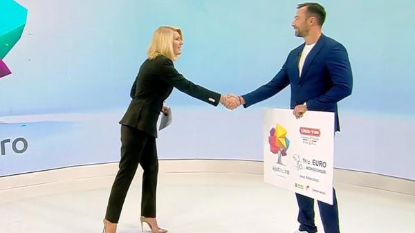 Ionuţ Stancovici, românul care ajută oamenii imobilizaţi în scaune cu rotile să schieze, a primit ajutor pentru a dota pârtiile din ţară