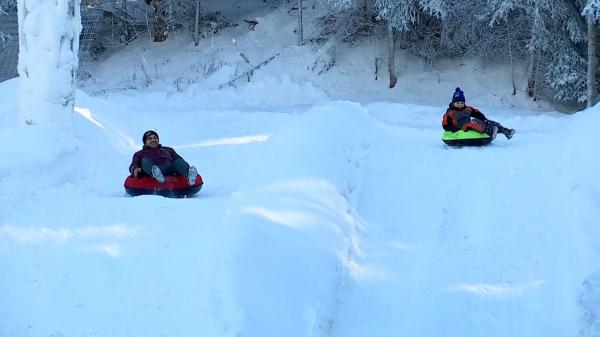 Distracţie în zăpadă şi adrenalină, la Cavnic. Iubitorii sporturilor de iarnă au la dispoziţie un întreg parc de aventură