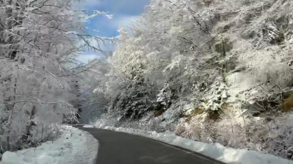 Prima ninsoare din acest sezon în Capitală, iarnă veritabilă la munte. Peisaj feeric în drum spre staţiunea Muntele Mic