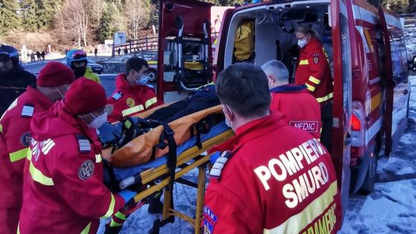 Supraviețuire miraculoasă după un zbor ratat deasupra munților. Bărbatul de 49 de ani a căzut de la înălțimea unui bloc cu 12 etaje