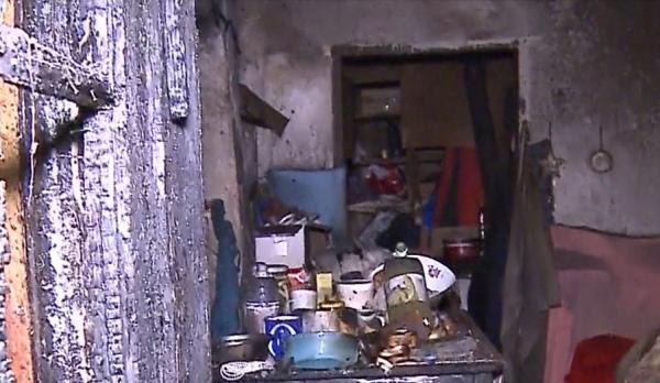 Bătrână salvată în ultima clipă de pompieri, după ce casa i-a luat foc. Vecinii au dat alarma: "Ardea totul cu o flacără mare"