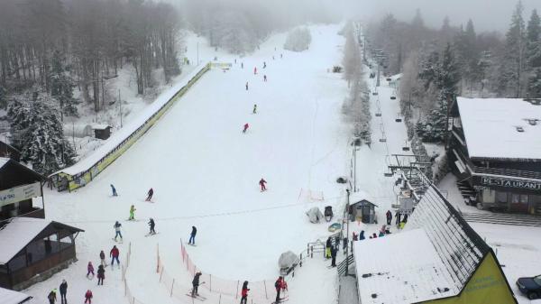 Sezonul de schi e oficial deschis. La Cavnic, turiştii s-au întrecut pe pârtie: "Am aşteptat de mult ziua asta"