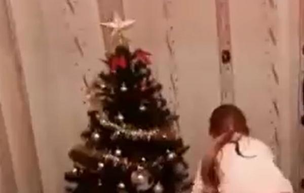 Noapte magică pentru copii: Moş Nicolae le-a pus în ghetuţele atent lustruite dulciuri, fructe şi jucării