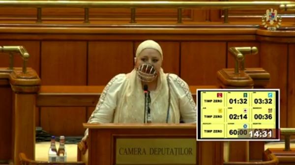 Diana Şoşoacă a apărut cu botniţă la tribuna Parlamentului: "I-am cerut lui Moş Niculae un cadou"