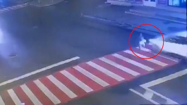 VIDEO. Copil de 8 ani lovit în plin de o mașină pe trecerea de pietoni, după ce a traversat pe roșu, în Roman