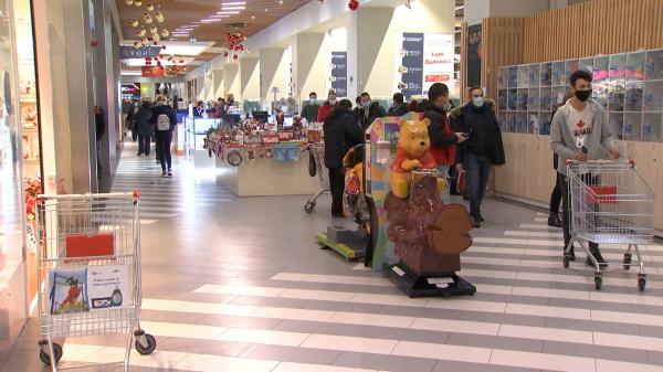 Ce restricții avem de Crăciun şi Revelion? Programul magazinelor ar putea fi prelungit, iar circulaţia să fie liberă