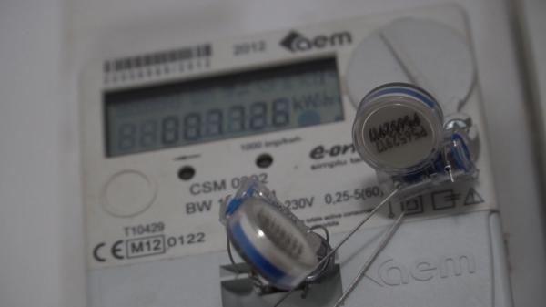 Mii de români nu primesc compensate facturile la gaze sau curent. Scuza oferită de furnizori