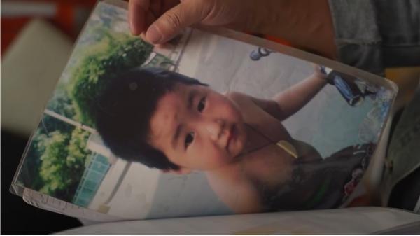 Un copil care a fost răpit chiar de sub ochii părinţilor a fost găsit după 14 ani de căutări. Povestea puştiului a inspirat chiar şi un film