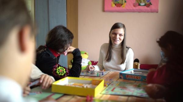 Gabriela, model pentru fraţii ei de la casa de copii. A devenit şefă de promoţie la liceu şi visează să ajungă psiholog