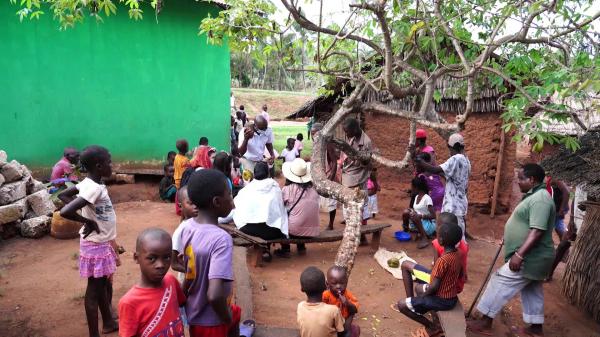 Cum arată o zi într-un sat tradițional din Kenya - întreaga comunitate este o singură familie, iar totul se împarte