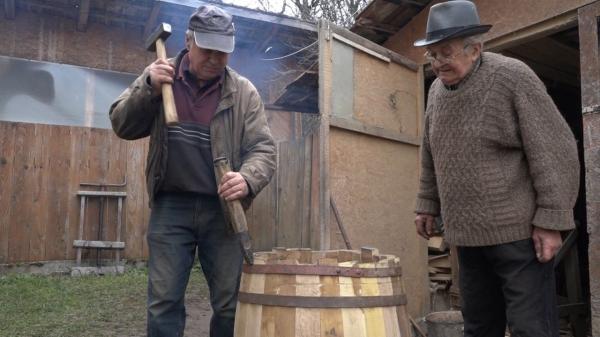 Cornel Banciu, unul dintre puţinii meşteri dogari rămaşi în Hunedoara: "Încurajez tineretul să mai înveţe, măcar unii, să nu se piardă"