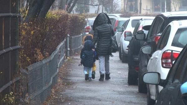 Directoarea creşelor din Ploieşti fura cu duba mâncarea şi produsele destinate copiilor. Ar fi primit şi spăgi ca să închidă ochii