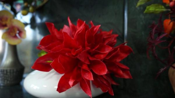 Florile din pastă de zahăr, un cadou dulce pentru cei dragi, de Crăciun. O fostă profesoară din Bistriţa ne învaţă arta modelatului