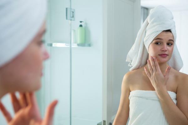 Cum ne îngrijim tenul în timpul iernii. Metode simple pentru a evita pielea crăpată