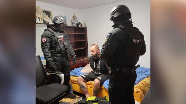 A invitat mascaţii la el acasă, iar aceştia i-au făcut o vizită. Un bărbat din Constanţa a fost încătuşat după ce a ameninţat un poliţist pe Facebook