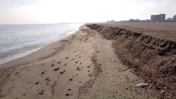 Marea şi-a luat nisipul înapoi. Plaja proaspăt extinsă din Mamaia a început să se îngusteze