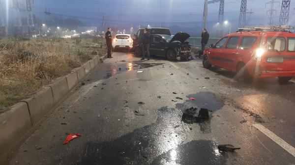 Primele imagini de la accidentul cu 20 de maşini de la Pasajul Sălăjan din București. Bucăți din caroseriile mașinilor sunt împrăștiate pe șosea