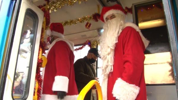 Moș Crăciun este controlor în tramvaiul copiilor din Ploiești. Dacă cei mici au fost cuminți, răsplata vine imediat