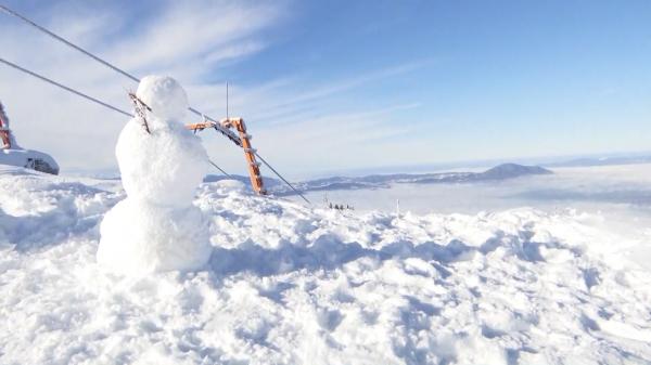 Primii schiorii au dat tonul distracţiei în Poiana Braşov. Pârtiiile nu sunt însă deschise oficial, iar cine se aventurează, o face pe proprie răspundere