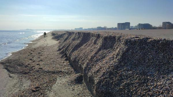 Marea a înghițit plajele extinse. În nordul stațiunii Mamaia s-a format un mal înalt de aproape un metru la intrarea în apă