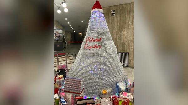 A venit Moş Crăciun la bradul făcut din doze de vaccin: amendă de 90.000 de lei. Într-o ţară plină de gunoaie, Garda de Mediu a sancţionat o idee îndrăzneaţă