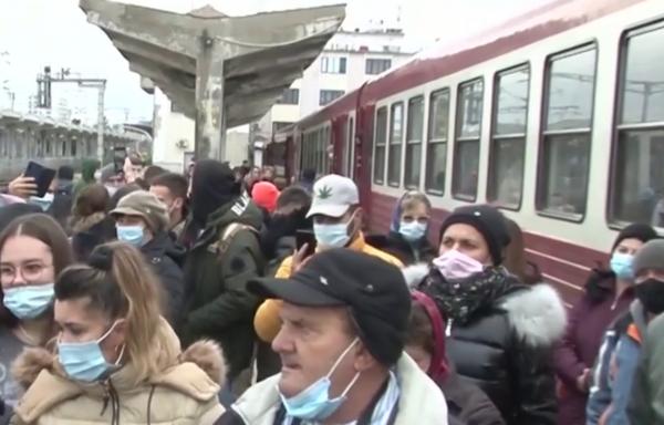 "Fără tren, fără serviciu". Zeci de navetişti, lăsaţi de izbelişte după ce singura cursă spre Timişoara a fost anulată