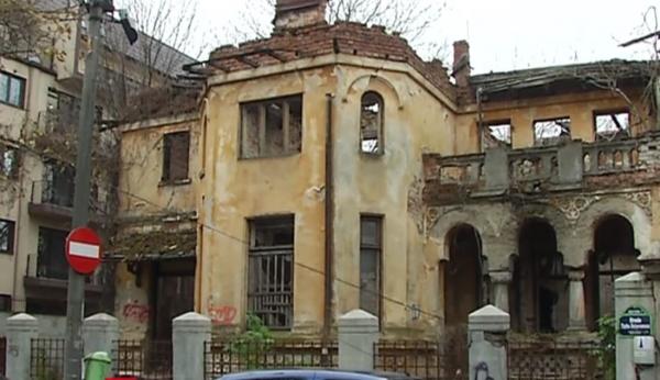 Oameni ai străzii, adăpostiţi în vila lui Sadoveanu. Casa scriitorului, la un pas de a se prăbuşi. "Aşteaptă să se dărâme"