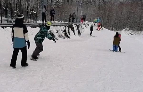 Veşti bune pentru iubitorii sporturilor de iarnă. Primele pârtii din ţară şi-au deschis porţile pentru turişti