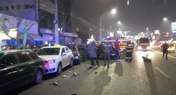 Câţiva oameni aflaţi la cumpărături, la un pas să fie spulberaţi de un şofer teribilist, în Mehedinţi. 8 maşini au fost distruse în accident