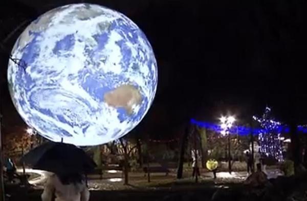 Spectacol de lumini în Parcul de Obor din Capitală. Instalațiile, create inclusiv de artiști din străinătate