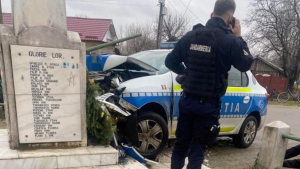 Un polițist a distrus cu autospeciala un monument. Suspectul, care era transportat la audieri, a fost rănit