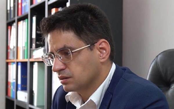 Abandonat la naştere, Ionel şi-a dedicat viaţa copiilor. Director al unei şcoli din Timiş, speră acum să poată redeschide o cantină