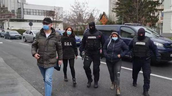 Descinderi la un centru din Vâlcea unde s-ar fi falsificat certificate verzi. Şapte persoane, 6 asistente şi un medic, vizate de anchetatori