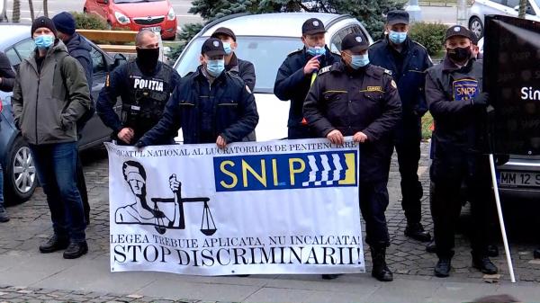 Poliţiştii au ieşit în stradă pentru a protesta faţă de legea salarizării. A fost anunţată o manifestaţie de amploare în faţa Guvernului