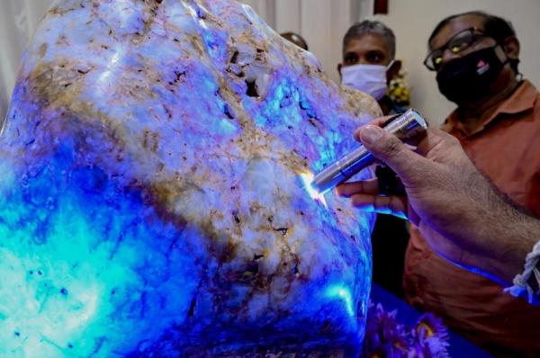 Imagini cu cel mai mare safir natural albastru din lume. Comoara cântărește peste 300 de kilograme