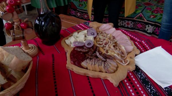 Cât costă o vacanţă de vis în ținutul Buzăului. Turiştii, întâmpinaţi cu produse tradiţionale "fix ca-n copilărie"
