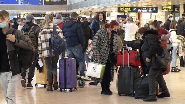 Confuzie și nemulțumiri pe Aeroportul Henrie Coandă. Terminalul sosiri e neîncăpător, mulți sunt supărați că trebuie să intre în carantină
