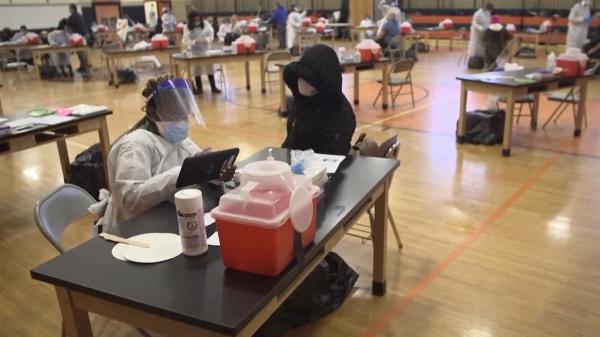 Boris Johnson vrea ca toţi englezii să fie vaccinaţi cu doza trei până la finalul anului. Premierul britanic cheamă armata în ajutor