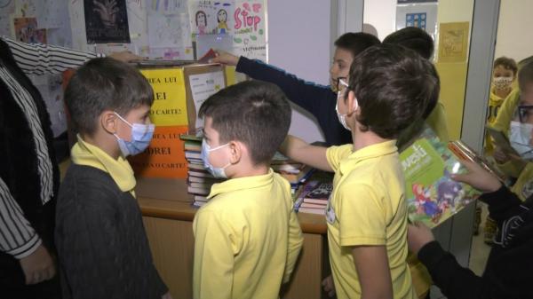 Gest impresionant al unui elev de clasa a V-a din Oradea. Strânge cărţi vechi de la localnici, pentru a le oferi copiilor nevoiaşi