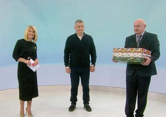 Ovidiu Bădescu, profesorul care a reinventat Educaţia, a primit trei laptopuri pentru a-şi ajuta elevii să aibă acces la cursuri