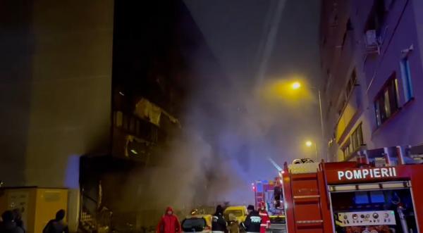 Incendiu de proporţii în Constanța. Un bloc a luat foc în miez de noapte, sute de oameni au fost evacuați: "Vai de capul meu ce e aici!"