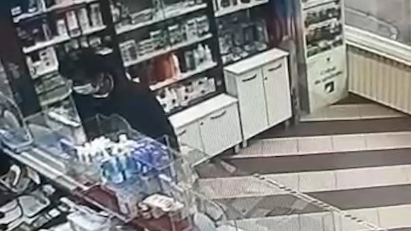 Momentul în care o femeie găseşte o borsetă cu peste 12.000 de euro într-o farmacie din Sibiu şi pleacă cu ea. Poliţiştii o caută