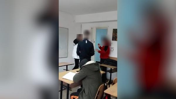 "Te bat, hai să ne pupăm!". Băiat umilit și lovit de colegi, într-un liceu din Timișoara