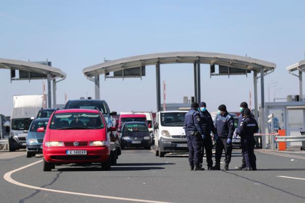 Haos în vămi, românii au răbufnit din cauza cozilor kilometrice. Unii au aflat abia la graniță că intră în carantină