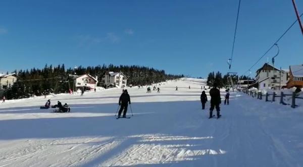 Sezonul de schi s-a deschis în staţiunile de la munte, iar turiștii au testat pârtiile. Cum va fi vremea de Crăciun